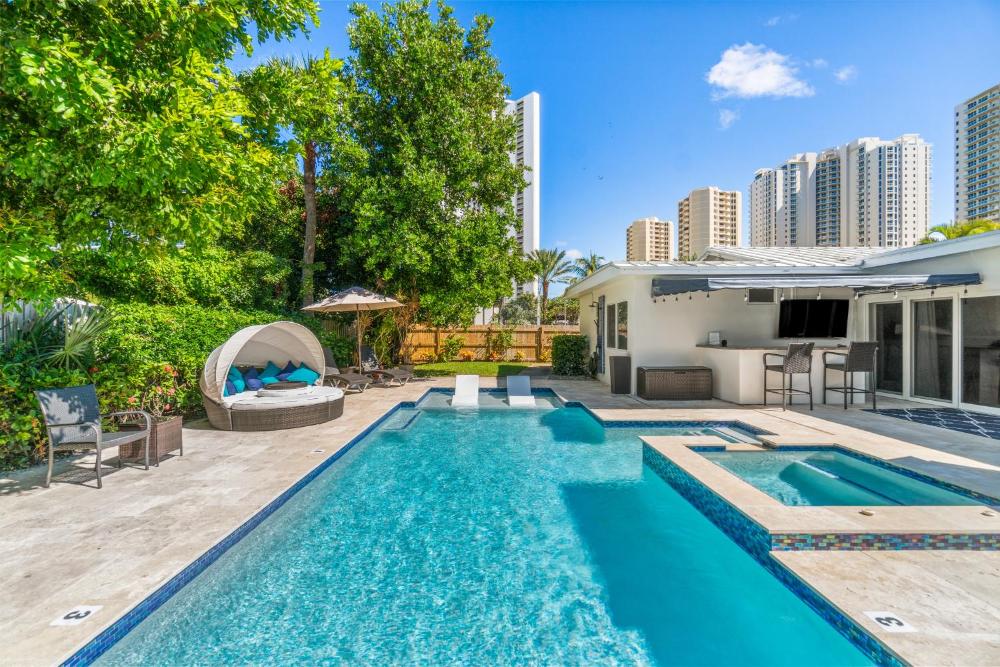 Across from Beach- 3 Master Suites, Heated Pool & Spa, Tanning Ledge, Golden Tee - by Maven Vacation Rentals